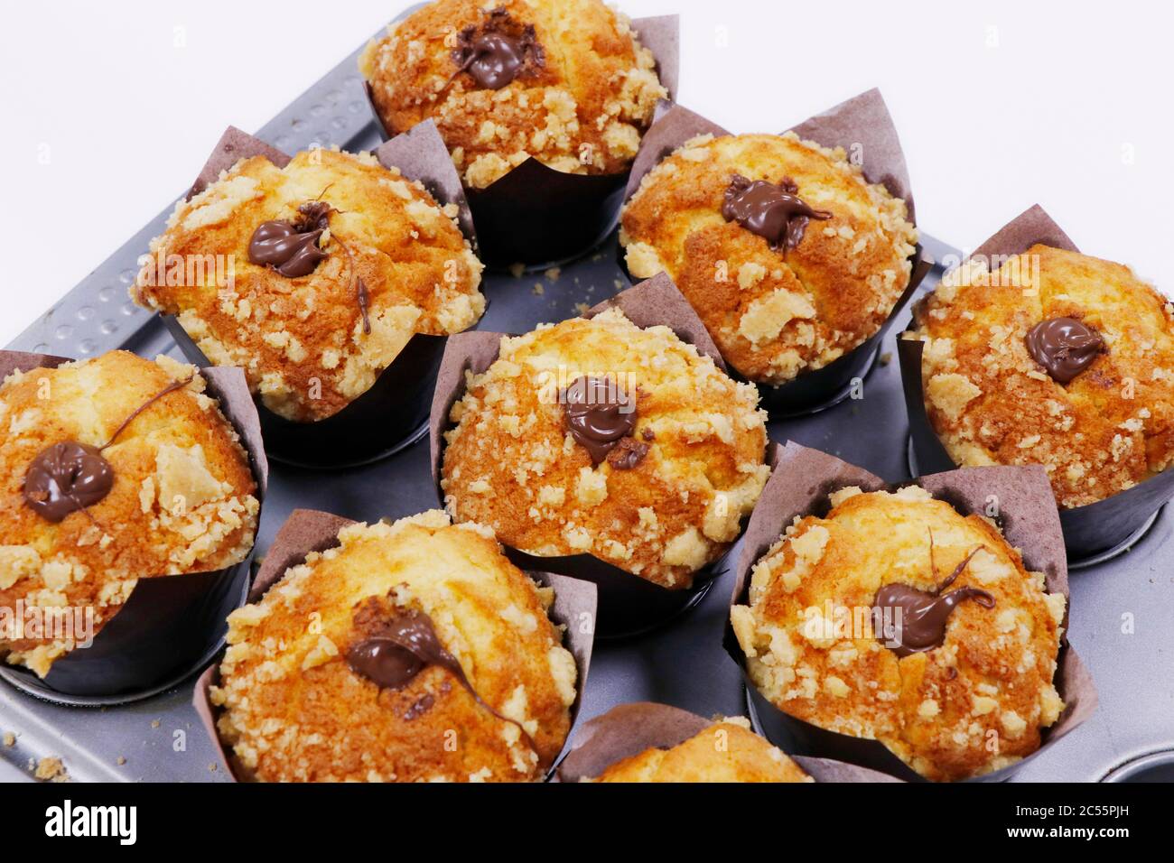 Gebackene Schokoladenmuffins in einem Metalltablett Stockfoto