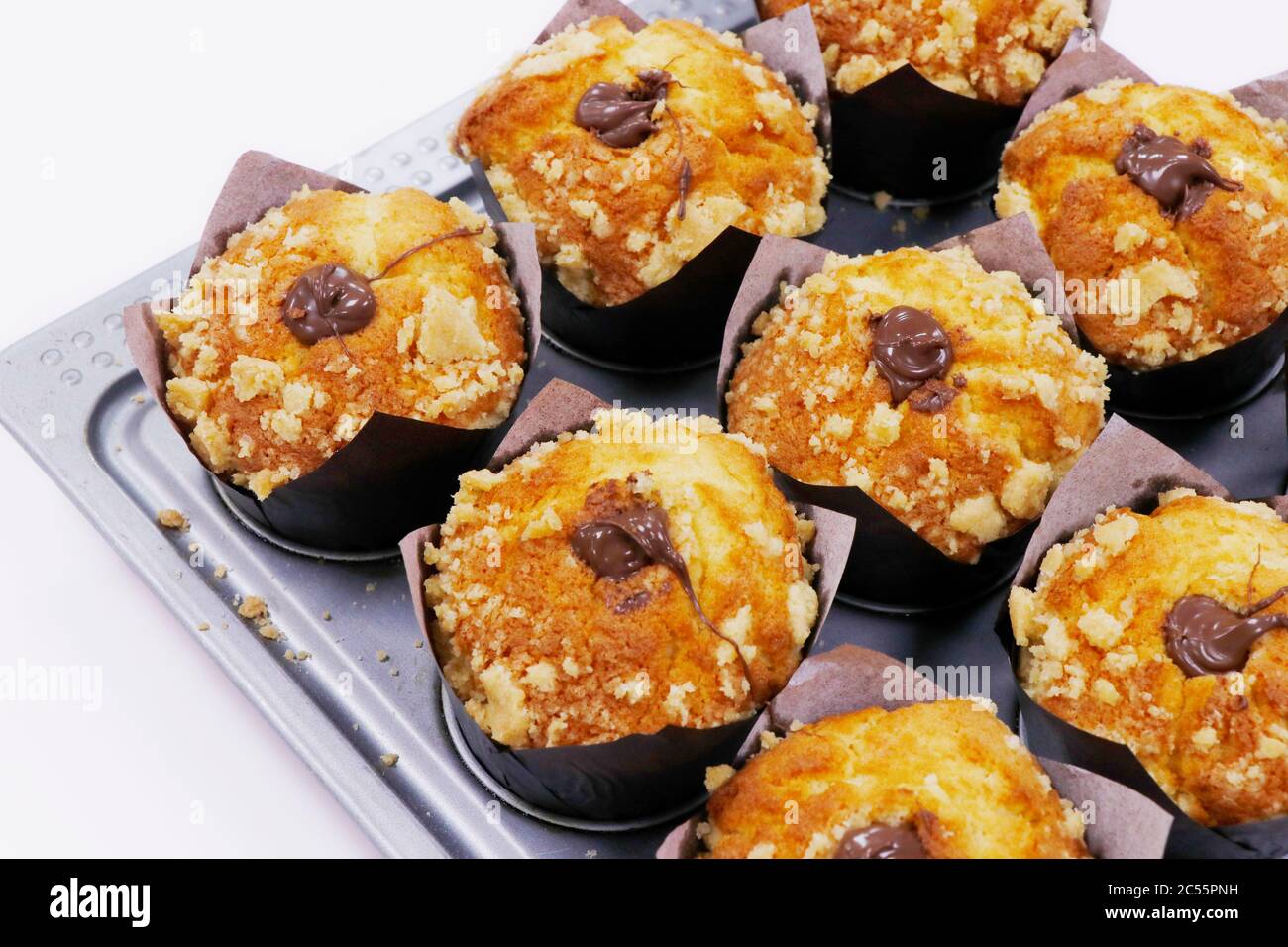 Gebackene Nutella Muffins in einem Metalltablett Stockfoto