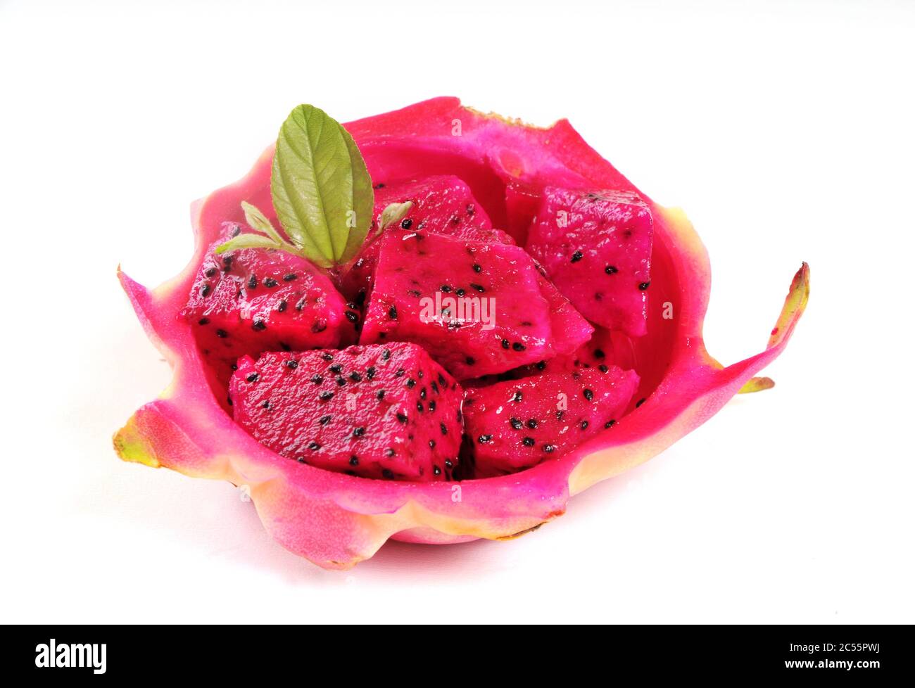 Pitahaya Frucht, Drachenfrucht isoliert auf weißem Hintergrund. Drachenfrucht in Scheiben. Frucht Des Roten Drachen. Stockfoto