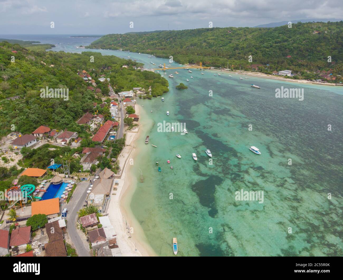 Die Küste des Dorfes Lembongan auf der Insel Nusa Lembongan. Indonesien. Stockfoto