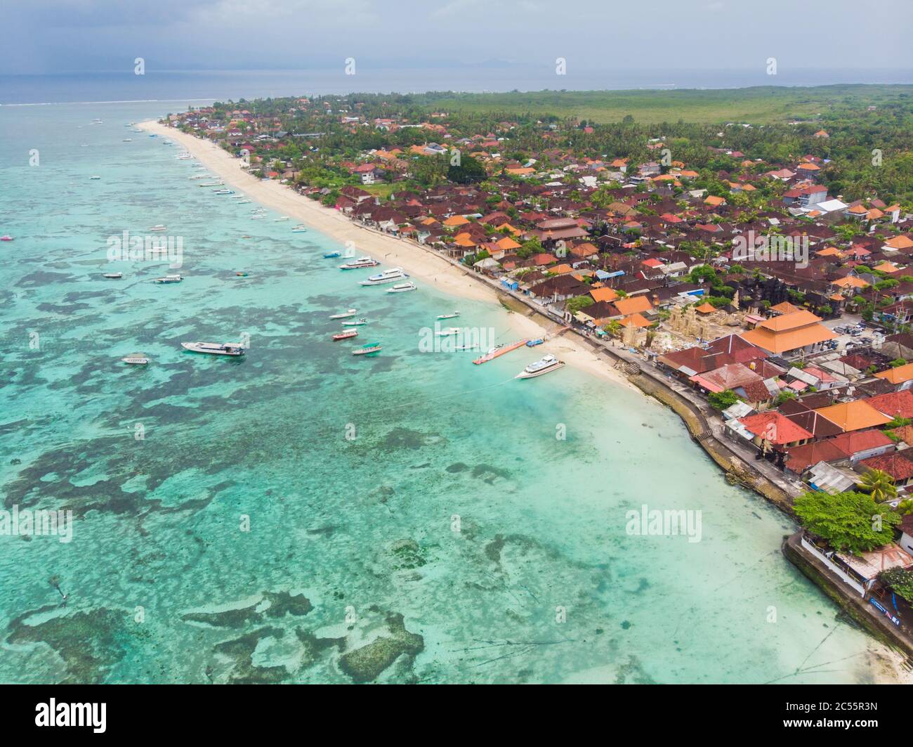 Küste Jungut Batu Dorf auf der Insel Lembongan. Indonesien. Luftaufnahme. Stockfoto