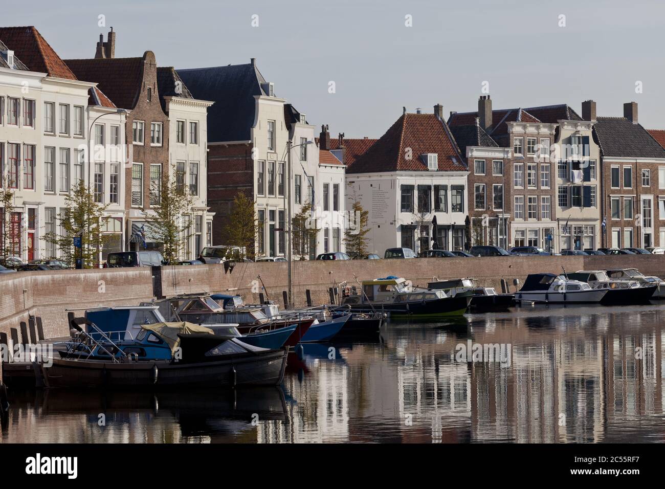 Kanalhäuser im mittelalterlichen Middelburg, Niederlande Stockfoto