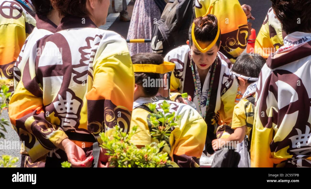 Teilnehmer des Shibuya Kagoshima Ohara Matsuri Festivals in der Straße von Shibuya. Stockfoto