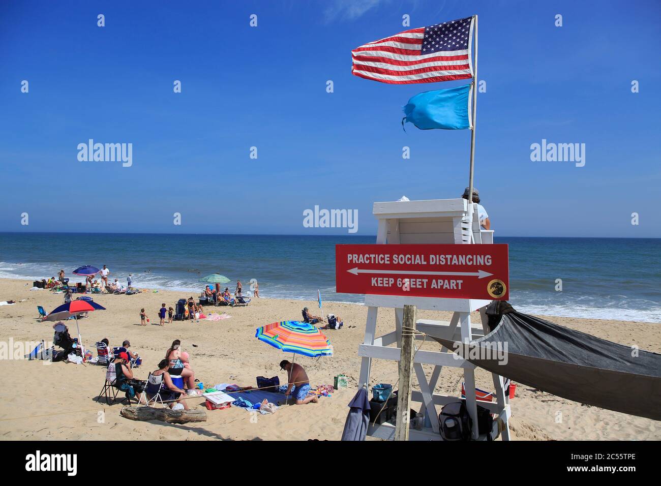 Üben Sie ein soziales Distanzierungsschild am Rettungsschwimmer am öffentlichen Strand in Montauk, das die Menschen daran erinnert, sechs Meter auseinander zu halten, um die Ausbreitung des Coronavirus COVID-19, Edison Beach, Long Island, New York, USA zu verhindern Stockfoto