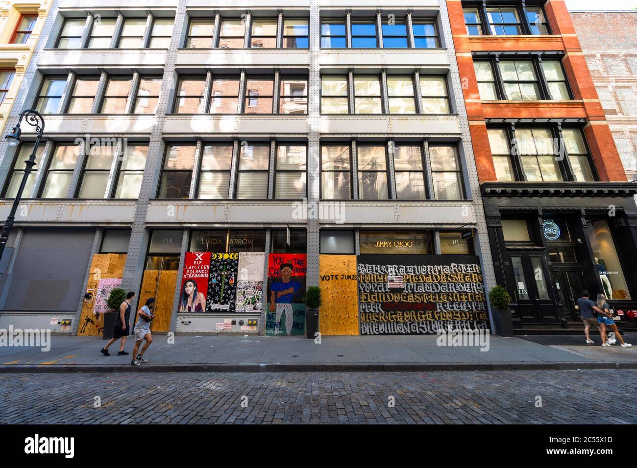 Viele Künstler schaffen Wandgemälde auf der Barrikadetafel der Schaufenster in vielen Orten in SOHO in New York City NY USA am 21 2020. Juni. Stockfoto
