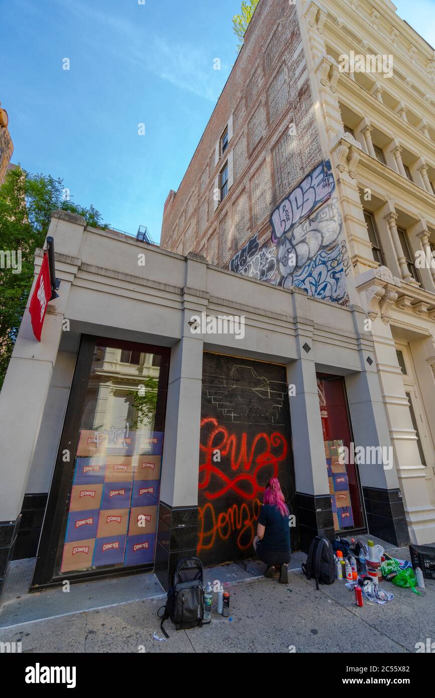 Viele Künstler schaffen Wandgemälde auf der Barrikadetafel der Schaufenster in vielen Orten in SOHO in New York City NY USA am 21 2020. Juni. Stockfoto