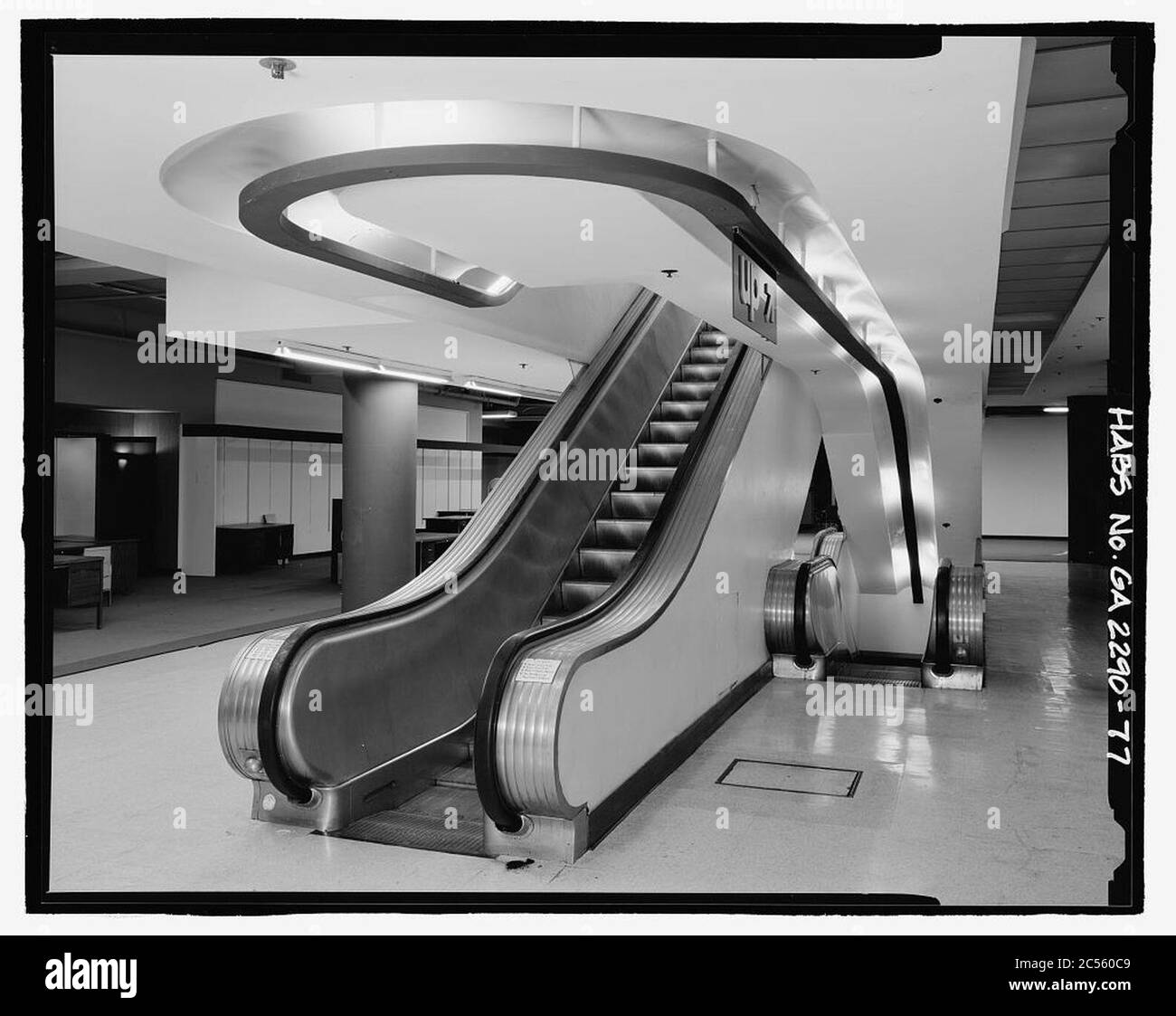Innenansicht der Nordtreppe, 5. Stock Möbelabteilung in 1924 Geschäft. - Rich's Downtown Kaufhaus, 45 Broad Street, Atlanta. Stockfoto