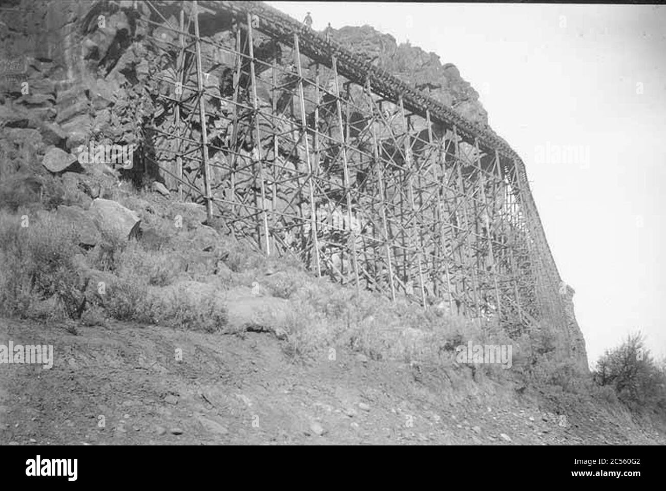 Bewässerungskanal entlang des Naches River mit zwei Männern auf dem Abfluss in der Nähe von North Yakima 7. April 1896 (WAITE 40). Stockfoto