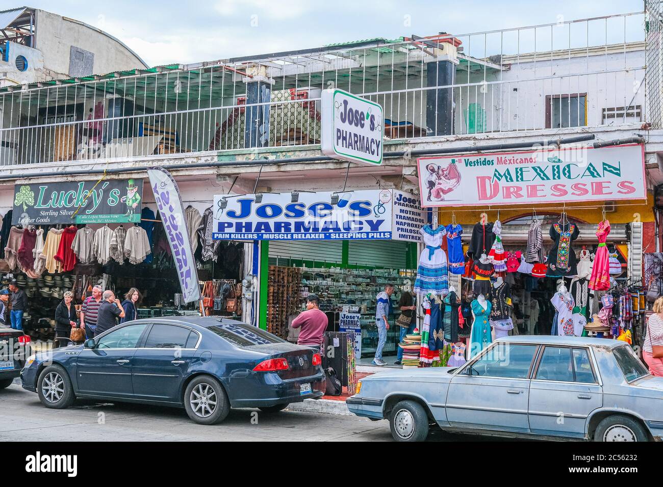 Joses Apotheke und mexikanische Kleider Stockfoto