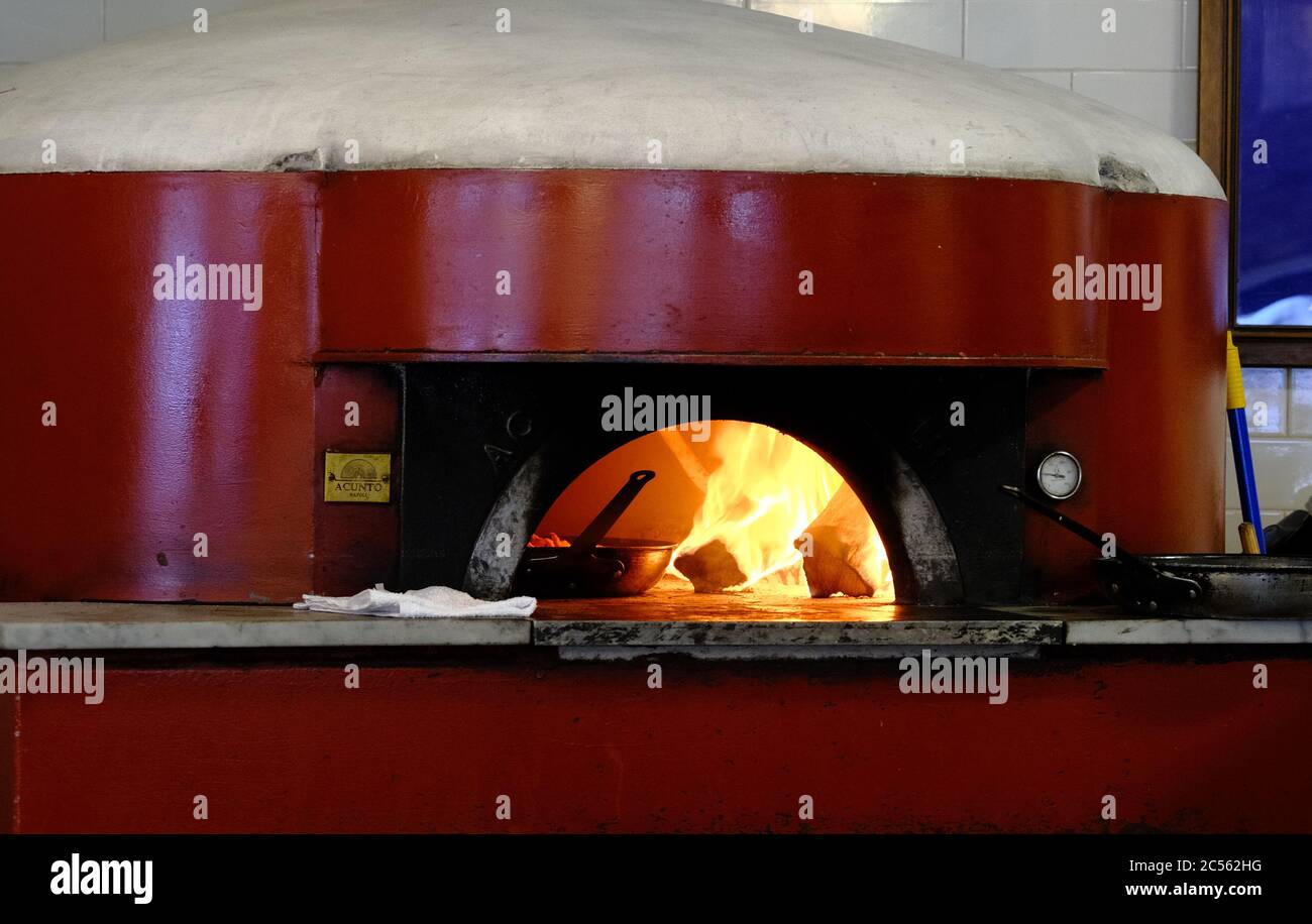 Pfanne im Pizzaofen Stockfoto