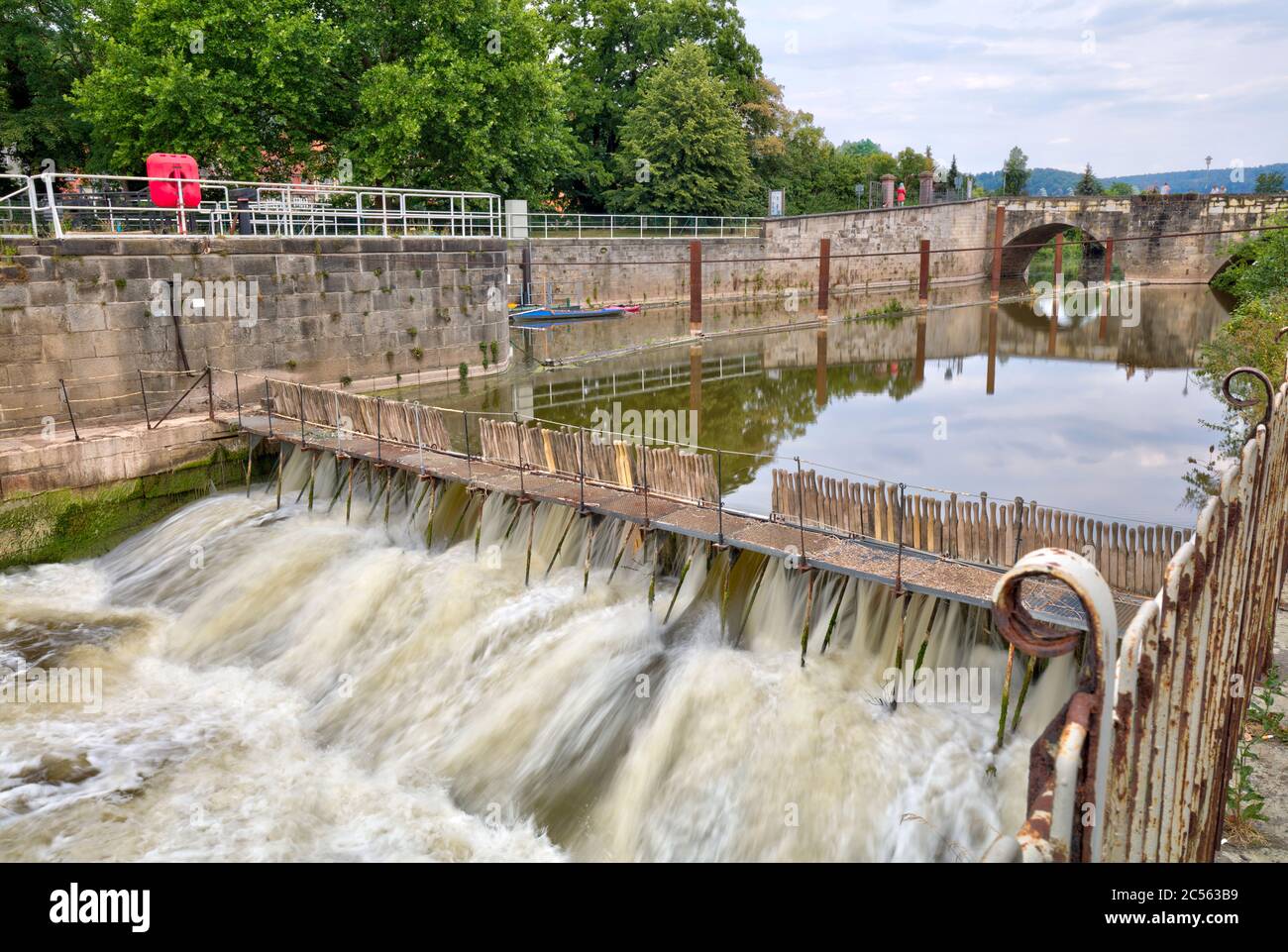 Nadelweir, Schleuse, Werra, Fluss, Altstadt, alte Werra-Brücke, Hann. Münden, Niedersachsen, Deutschland, Europa Stockfoto