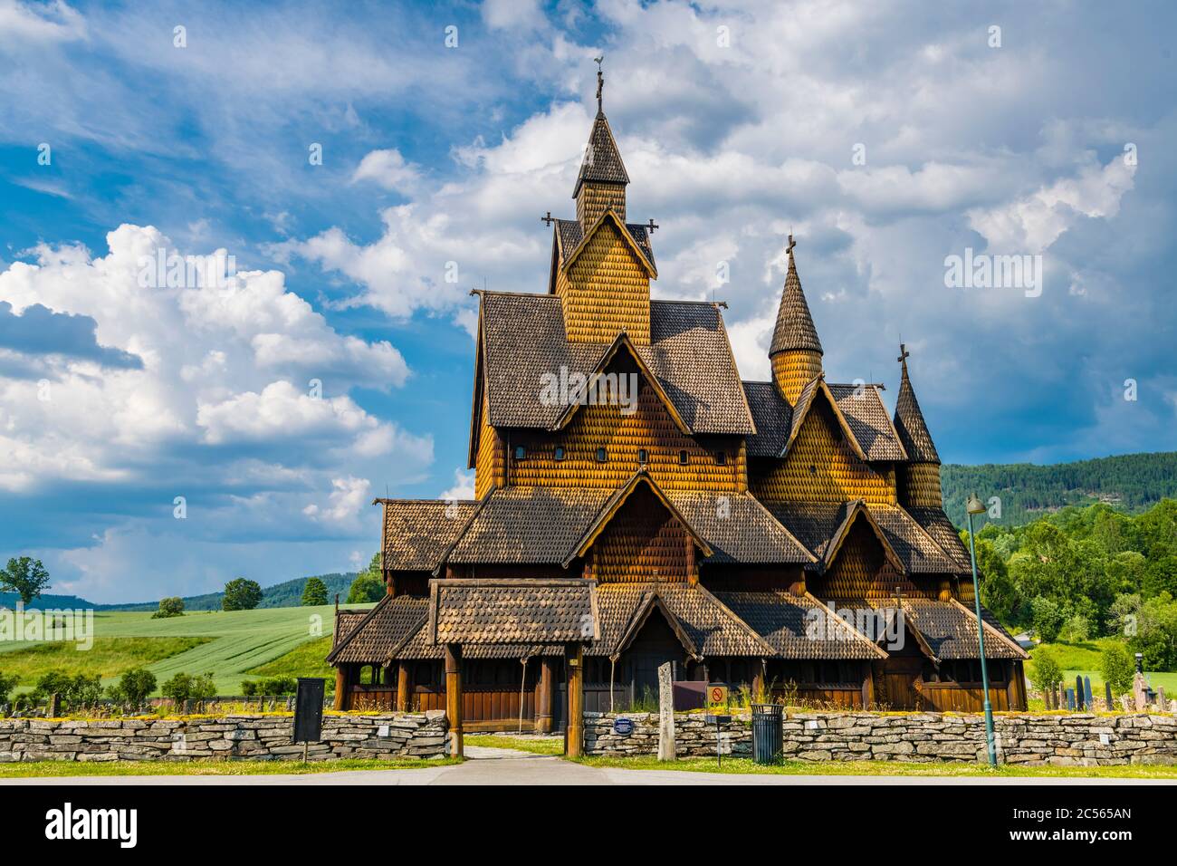 Heddal Stabkirche bei Notodden in Telemark Grafschaft aus dem dreizehnten Jahrhundert ist die größte Stabkirche in Norwegen. Stockfoto