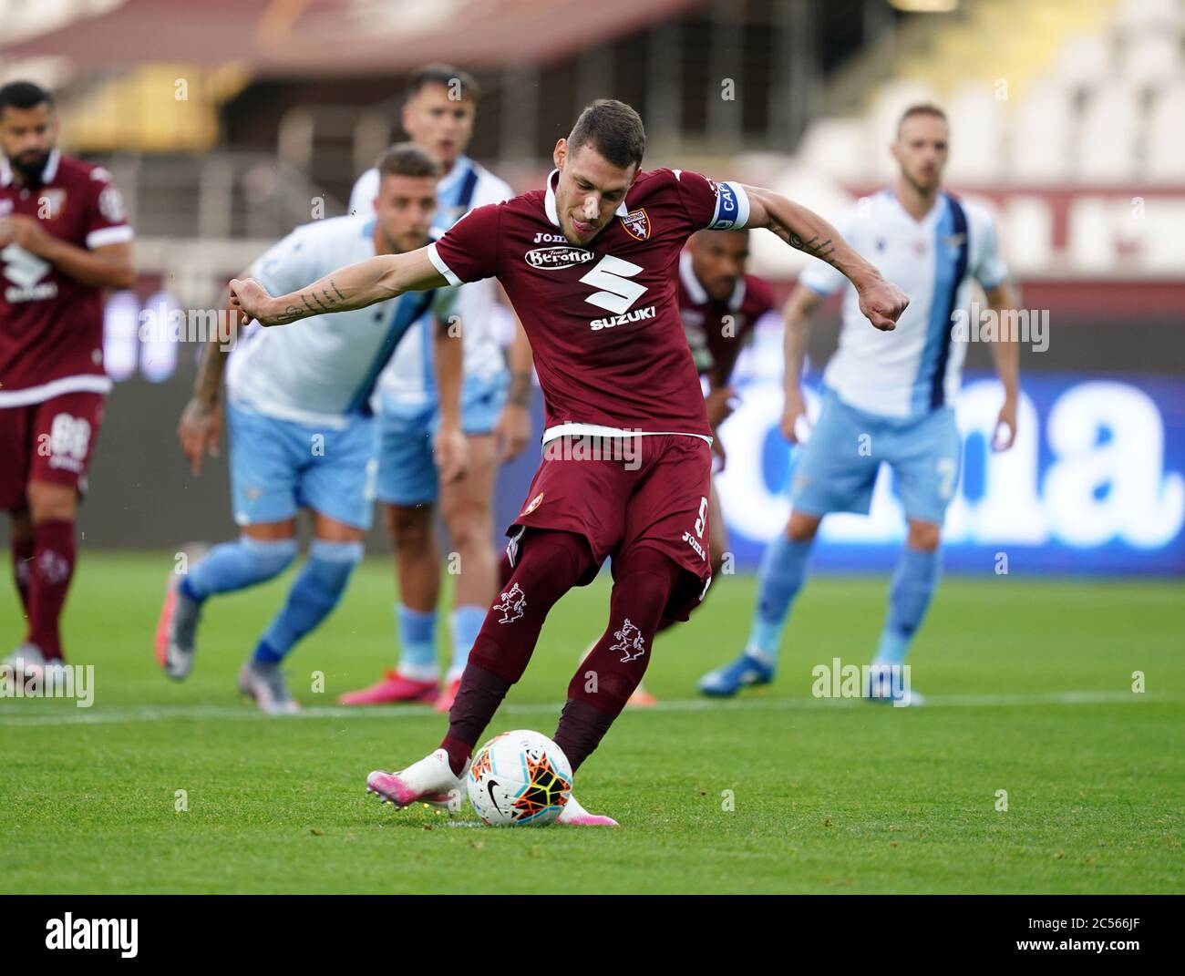 Turin. Juli 2020. Torinos Andrea Belotti erzielt sein Tor während eines Fußballspiels der Serie A zwischen Turin und Latium in Turin, Italien, am 30. Juni 2020. Quelle: Xinhua/Alamy Live News Stockfoto