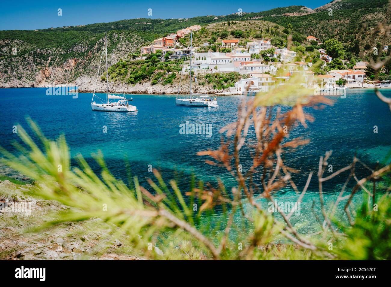 Gemütliche, farbenfrohe Stadt Assos. Mittelmeer- und Segelboote. Kefalonia Island, Griechenland. Stockfoto
