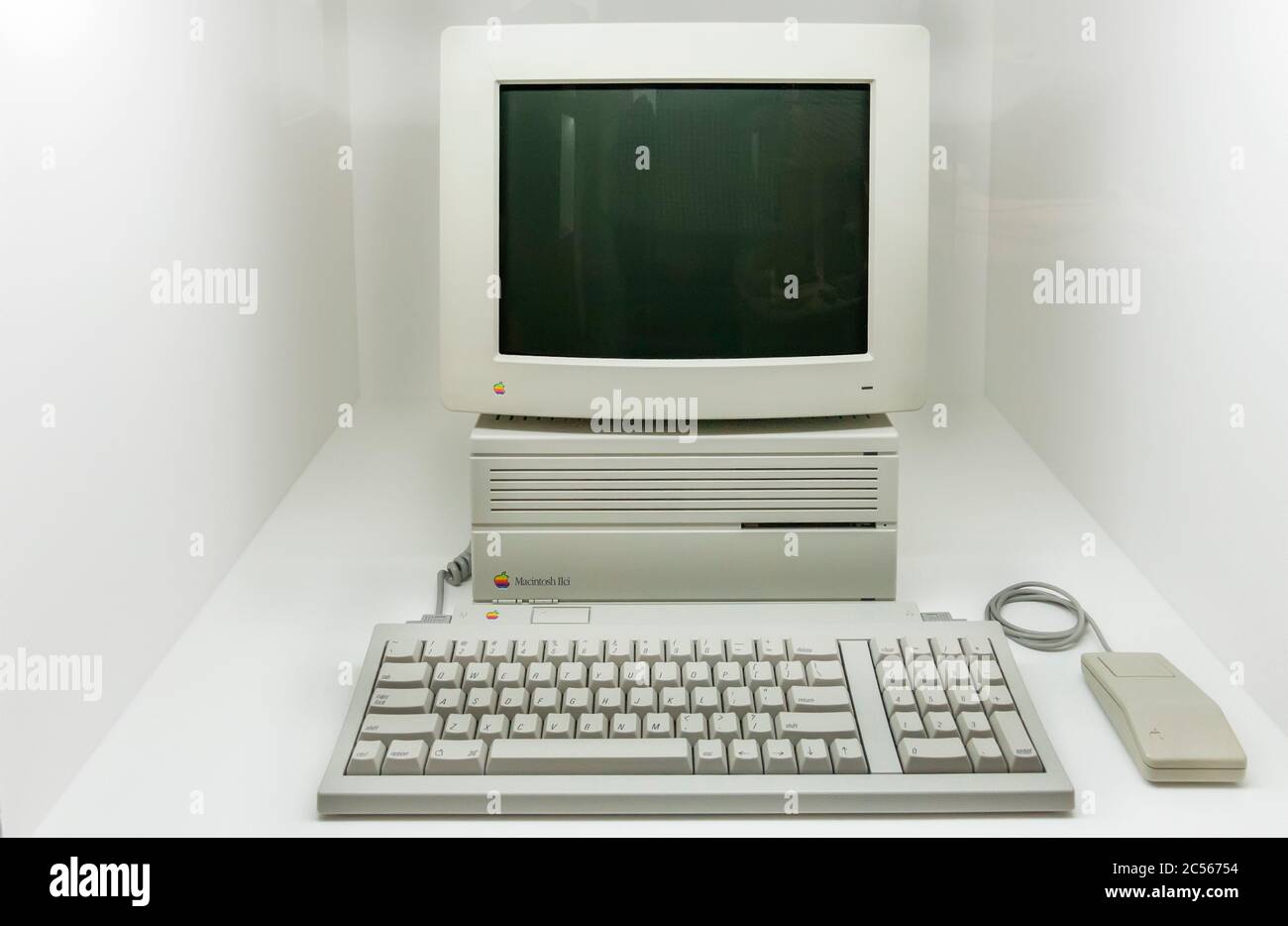 Weißer Macintosh IIci Computer mit Tastatur und Maus Stockfoto