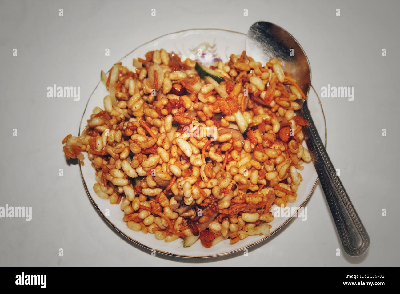 Bangladeshi beliebtes Essen, es heißt 'Zhalmuri'(ঝাল মুরি) Stockfoto