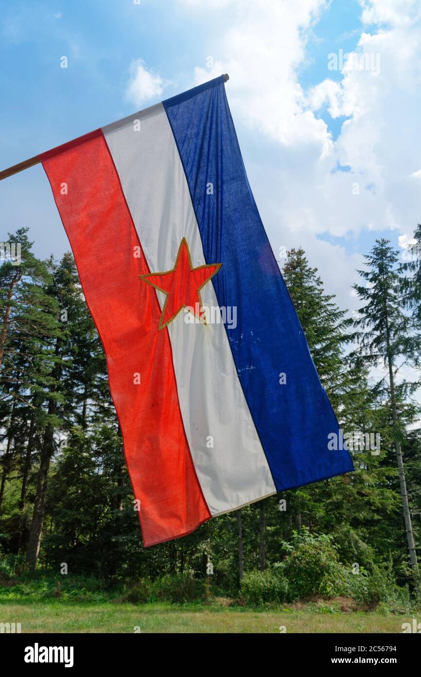 Alte Flagge des ehemaligen Jugoslawiens in einem Bergwald Stockfoto