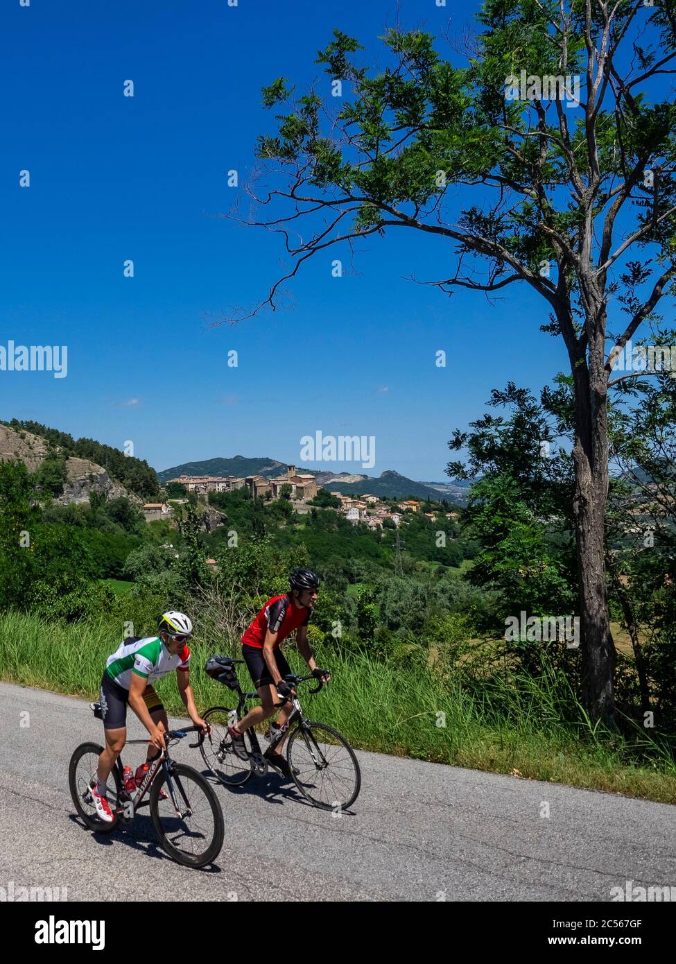 Zwei Rennradfahrer auf Tour im Apennin auf einer einsamen Bergstraße in der Nähe von Talamello, Provinz Rimini in der Region Emilia-Romagna. Stockfoto