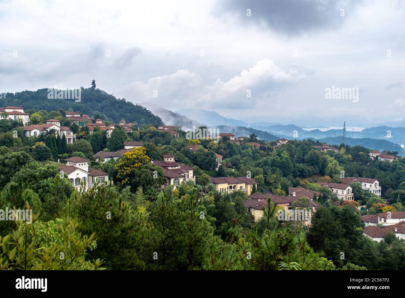 Schönes Qiandaohu außerhalb von Hangzhou. Villen im italienischen Stil schmücken die chinesische Landschaft in einem Gebiet voller inländischem Tourismus. Stockfoto