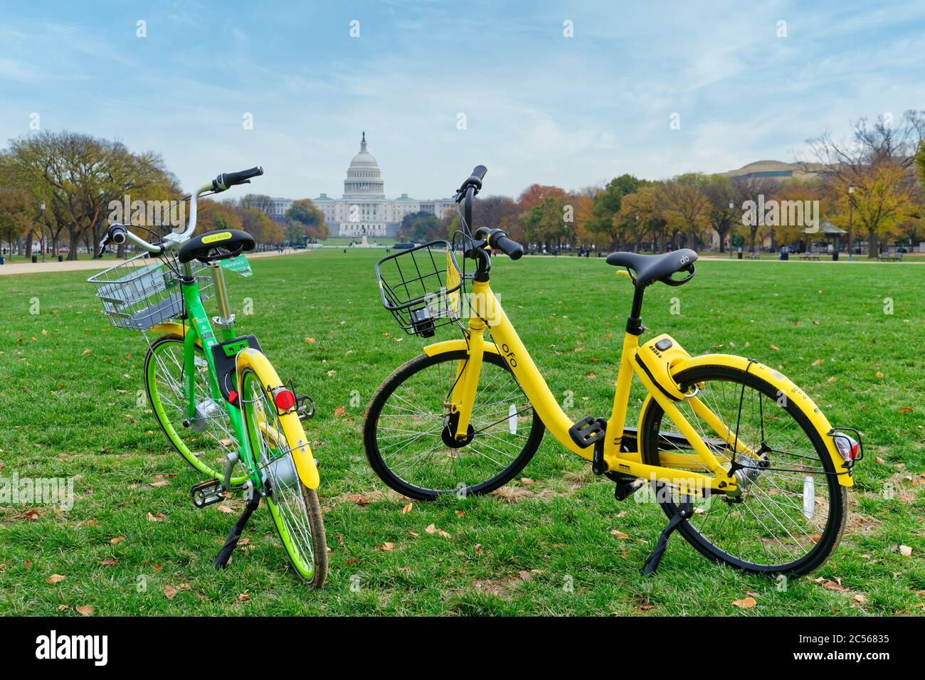 Zwei Fahrräder, Teile des dockless Bike-Sharing-Systems, stehen auf einer Wiese in der Nähe des US Capitol Building, National Mall, Washington, DC, USA Stockfoto