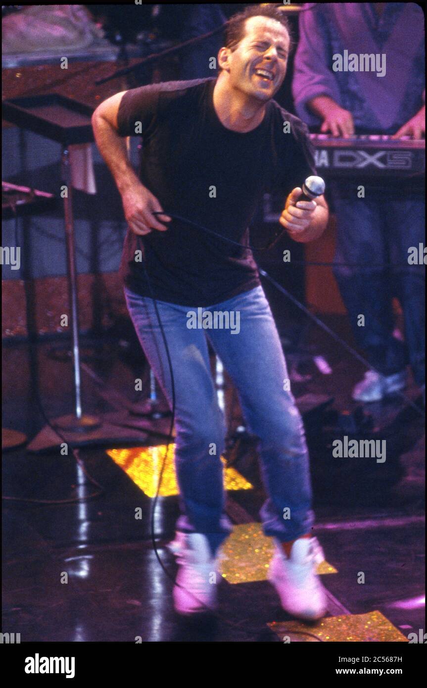 Bruce Willis singt live auf der Bühne im Hollywood Palace um 1987 Stockfoto