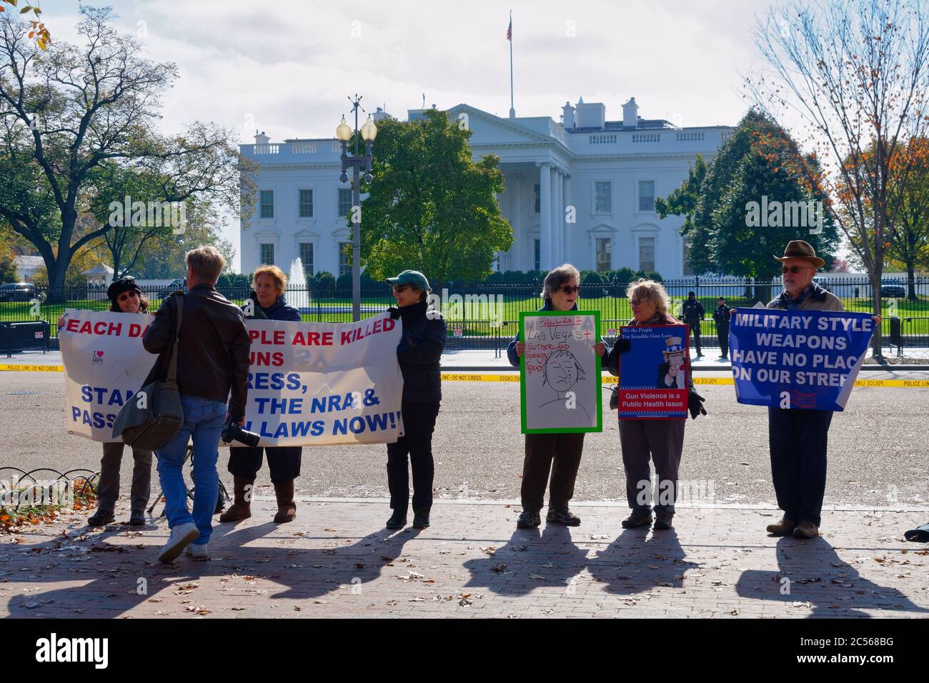Aktivisten stehen vor dem Weißen Haus, protestieren gegen Waffengewalt und fordern Waffenkontrollmaßnahmen. Washington, DC, USA. Stockfoto