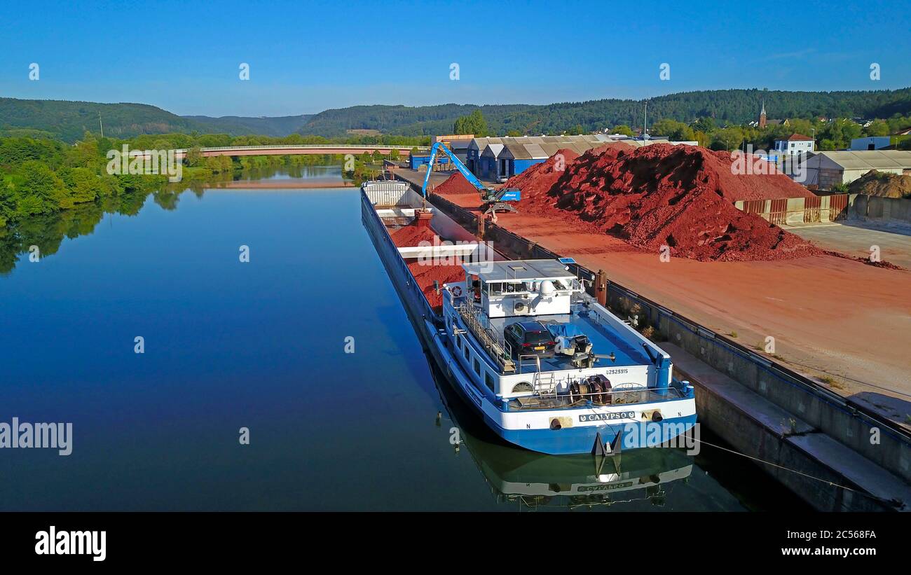 Verladung von Tonerde auf eine Barge, Merzig Hafen, Merzig, Saartal, Saarland, Deutschland Stockfoto