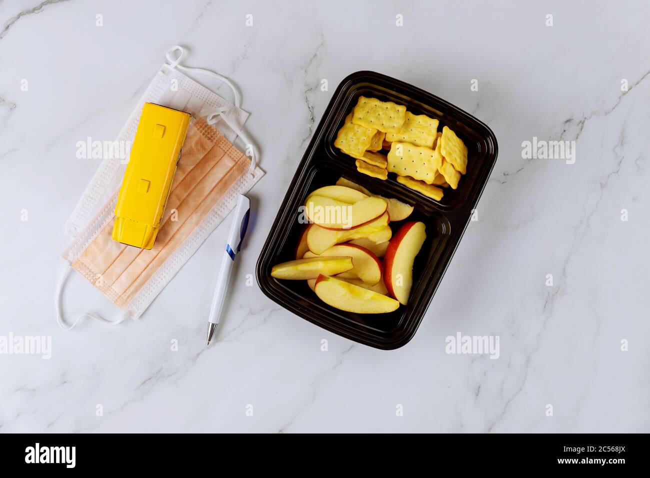 Bereit zur Schule gehen. Gesundes Mittagessen und Schutzmaske. Draufsicht. Stockfoto