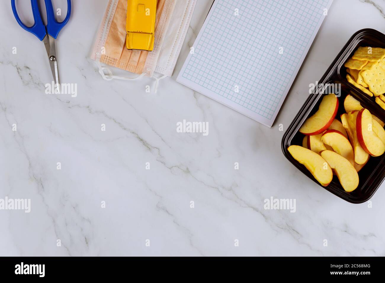 Schulhintergrund mit Lunchbox und Zubehör. Speicherplatz kopieren. Stockfoto