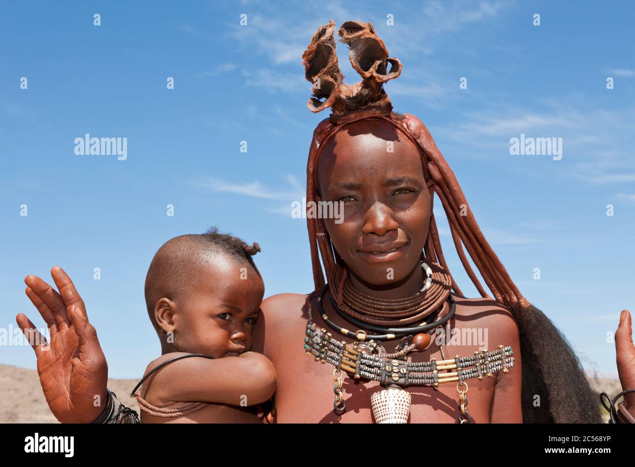 Himba Woman Carrying Baby, Damaraland, Namibia, Damaraland, Namibia Stockfoto