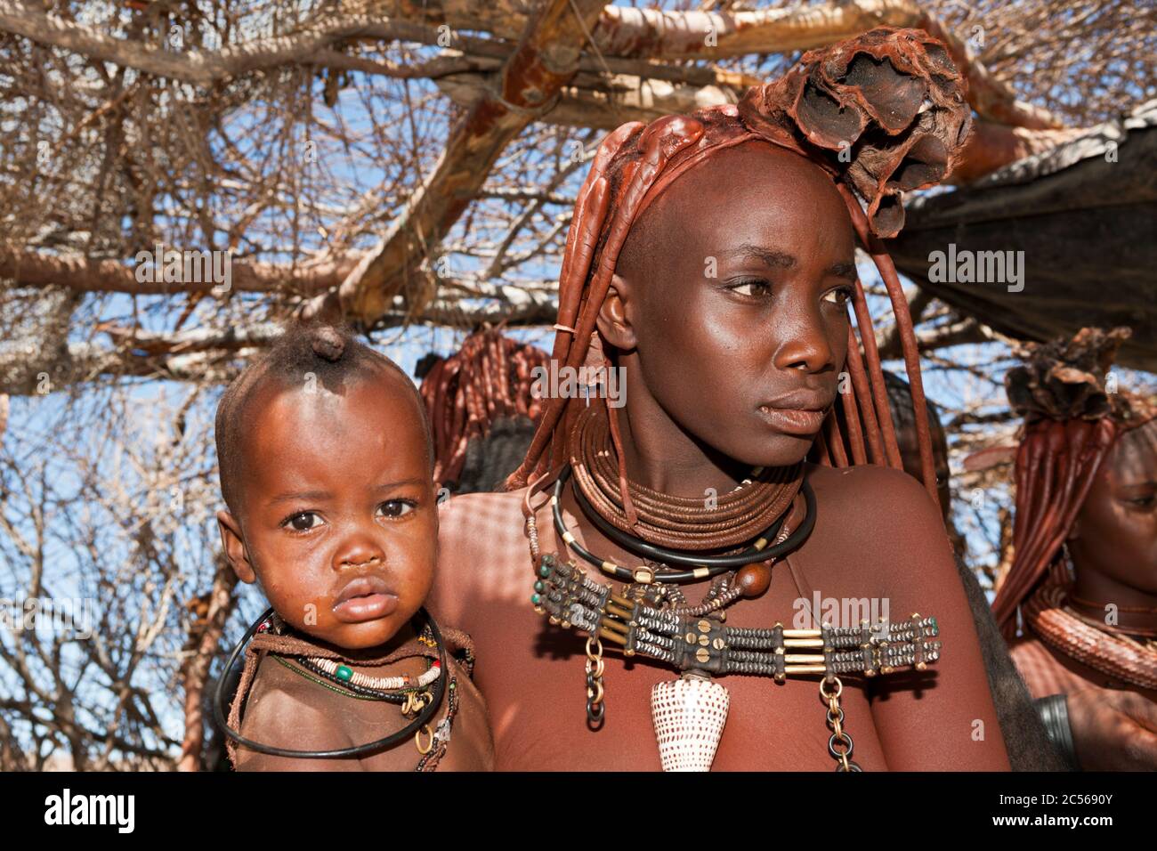 Himba Woman Carrying Baby, Damaraland, Namibia, Damaraland, Namibia Stockfoto