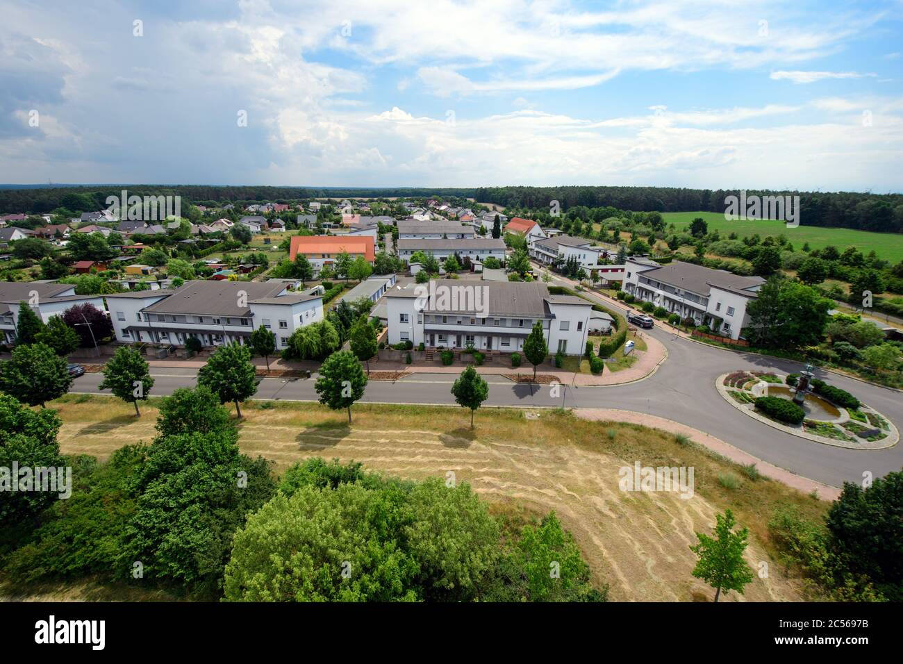 26. Juni 2020, Brandenburg, Spremberg/OT Haidemühl: Wohn- und Geschäftshäuser im Landkreis Haidemühl des Landkreises Spree-Neisse. Ursprünglich war Haidemühl eine Industriegemeinde etwa zehn Kilometer westlich von Spremberg. Da das Dorf Platz für das Tagebau Welzow-Süd machen musste, wurde es mit Wirkung zum 1. Januar 2006 aufgelöst. Die meisten Einwohner wurden im neu errichteten Haidemühl der Stadt Spremberg angesiedelt. Foto: Soeren Sache/dpa-Zentralbild/ZB Stockfoto
