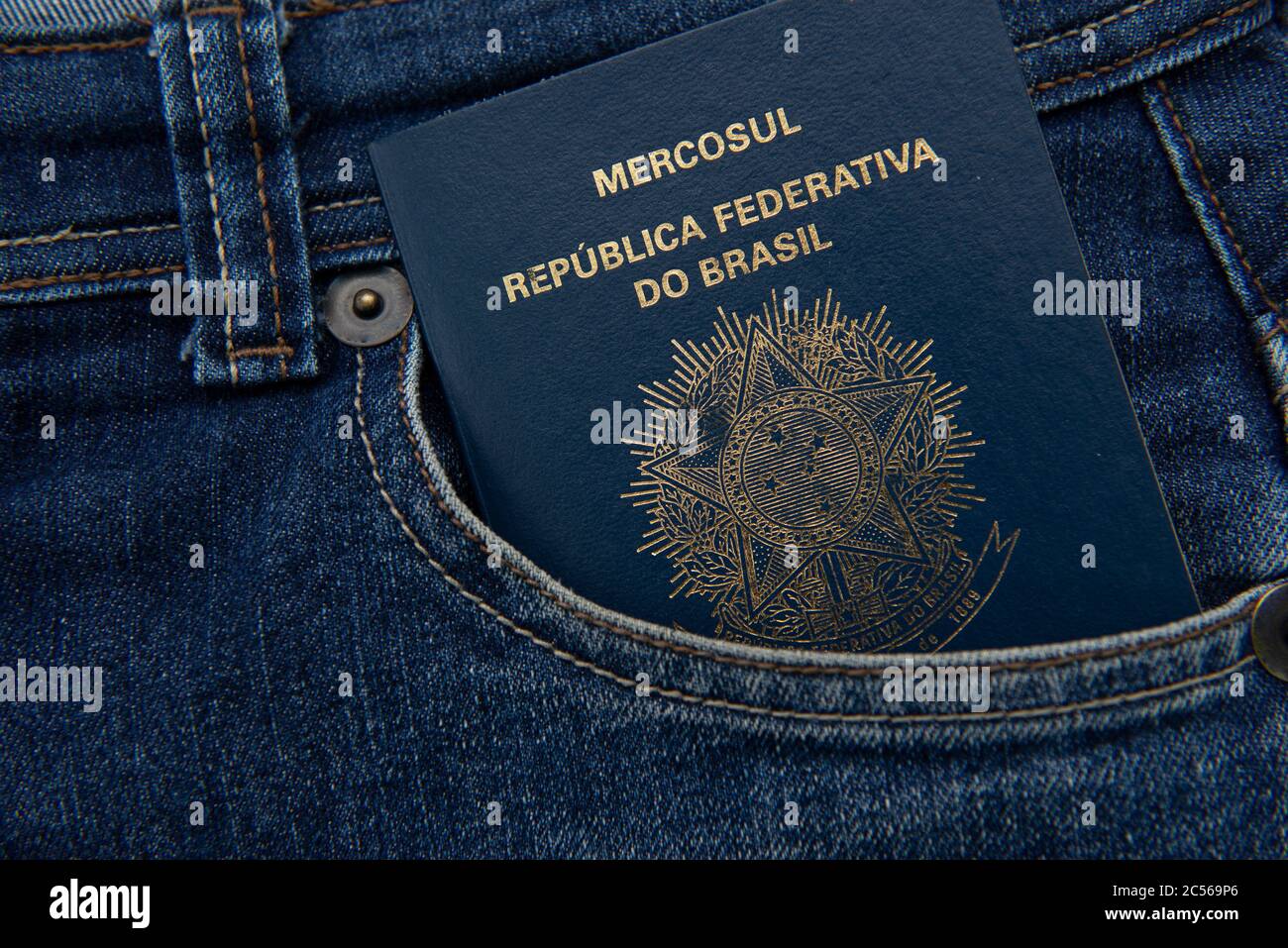 Brasilianischer Reisepass in Jeans-Tasche mit echten Notizen. Internationales Reise- und Tourismuskonzept. Geschäftsreise.Translate: Mercosur - Federative republik Stockfoto