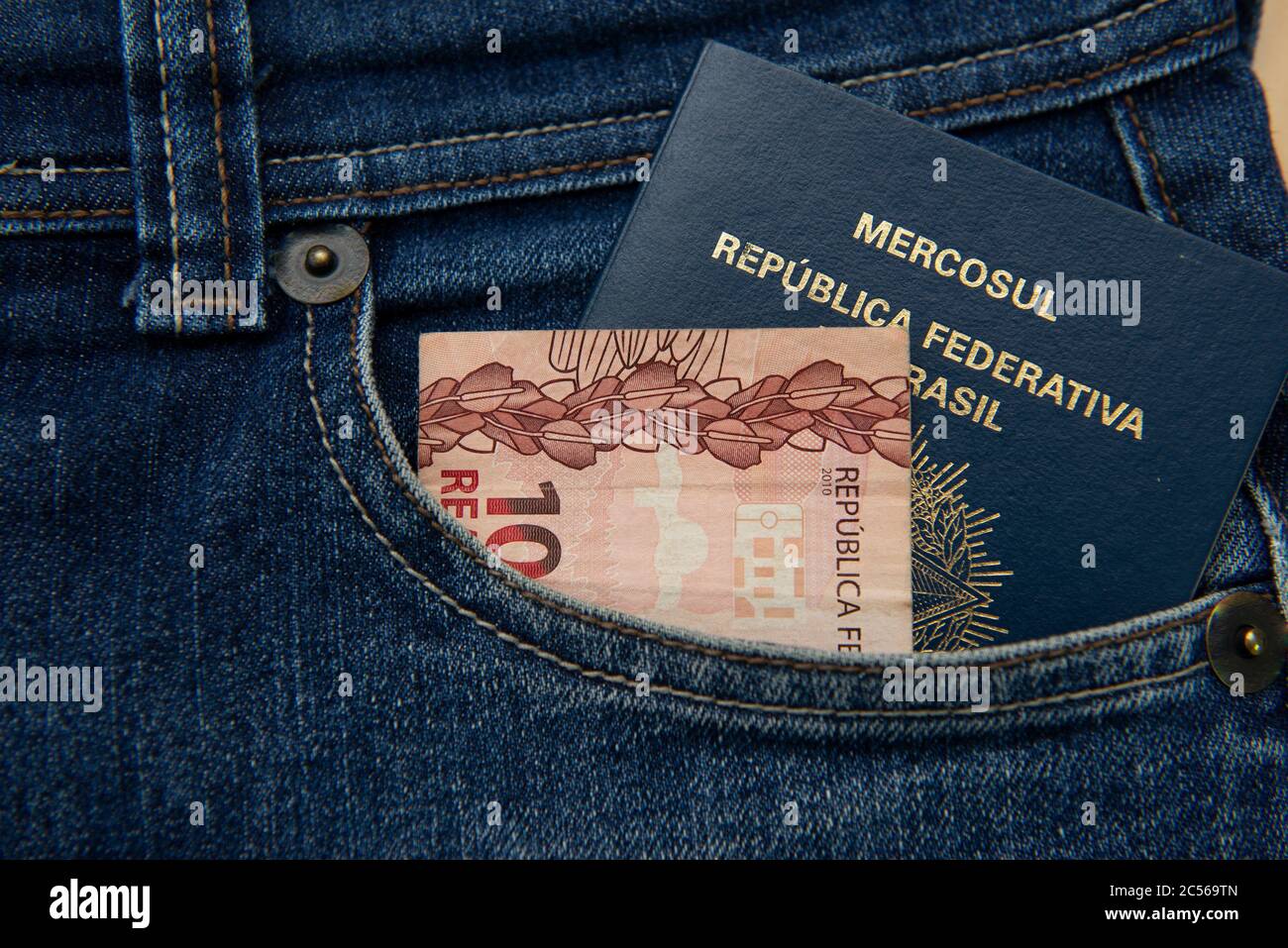 Brasilianischer Reisepass in Jeans-Tasche mit echten Notizen. Internationales Reise- und Tourismuskonzept. Geschäftsreise.Translate: Mercosur - Federative republik Stockfoto