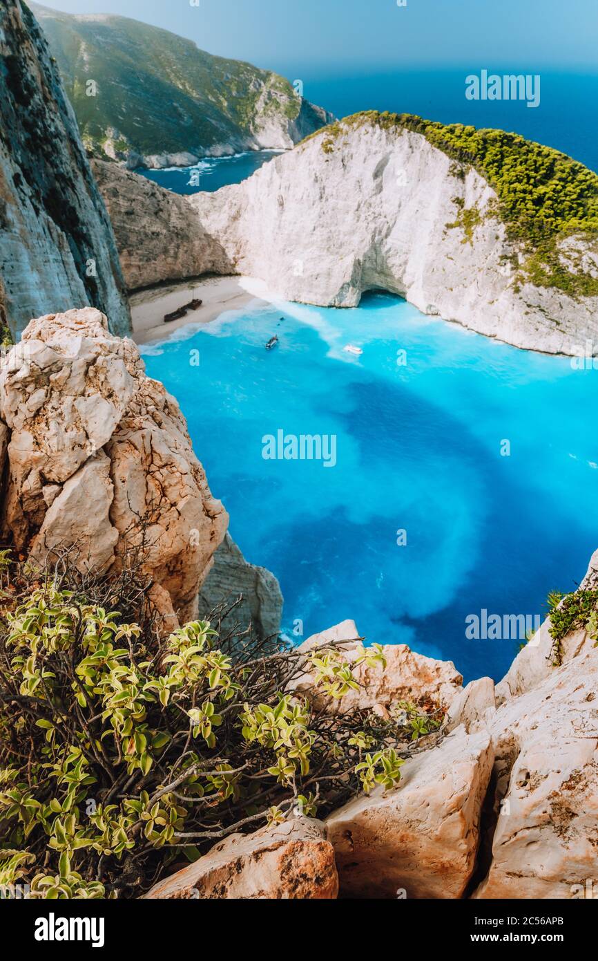 Navagio Strand von den obersten Felsen auf der Insel Zakynthos, Griechenland. Gestrandetes freightliner Schiff in einer einzigartigen, blauen Lagune und felsigen Bergen. Stockfoto