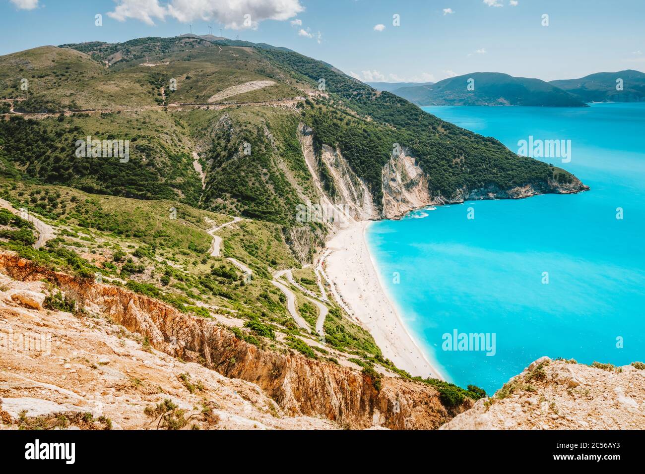 Berühmter Strand von Myrtos am sonnigen Sommertag. Reiseziel auf der Insel Kefalonia, Griechenland. Stockfoto