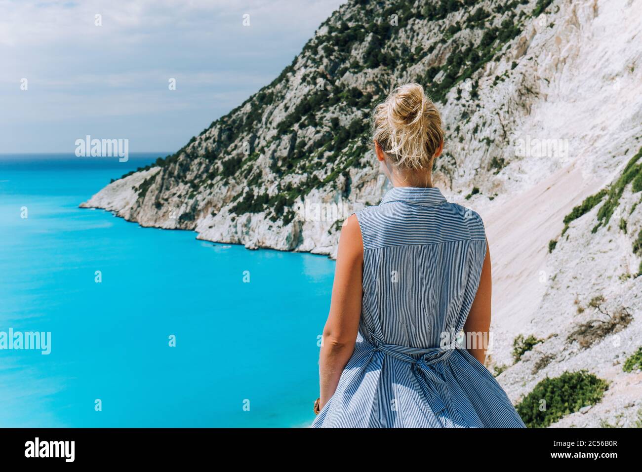 Frauen Touristen, die Myrtos Beach genießen. Konzept für die Berufung auf Reisen. Kefalonia, Ionisches Meer, Griechenland. Stockfoto