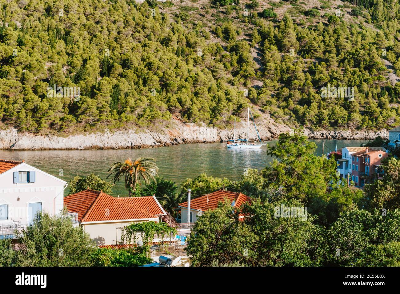 Weiße Yacht in der schönen Meerescove des Dorfes Assos auf der Insel Kefalonia. Griechenland. Stockfoto