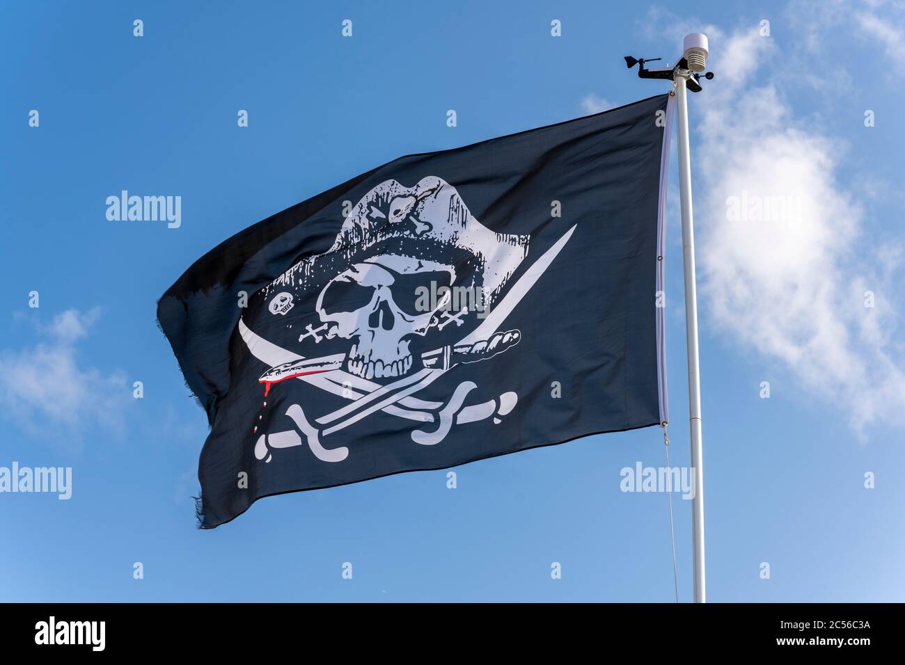 Deutschland, Niedersachsen, Ostfriesland, Juist, Piratenflagge an der Steimers Strandbar. Stockfoto