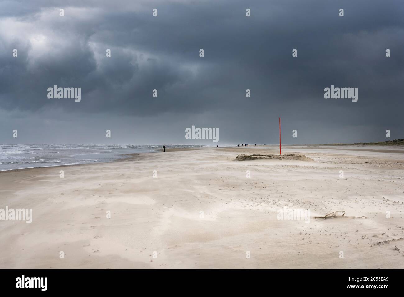 Deutschland, Niedersachsen, Ostfriesland, Juist, stürmische Nordsee. Stockfoto