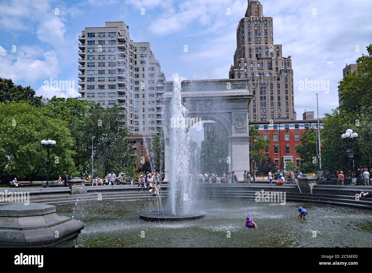 New York, NY - 10. Juli 2017: Der Brunnen im Washington Square Park in Lower Manhattan ist ein beliebter Ort, um sich im Sommer abzukühlen. Stockfoto