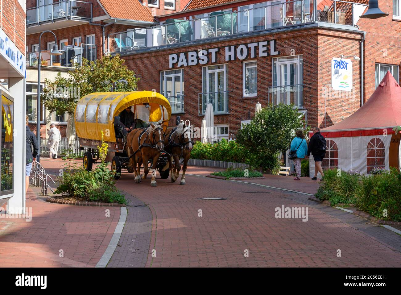 Deutschland, Niedersachsen, Ostfriesland, Juist, Inseltaxi auf der autofreien Insel. Stockfoto