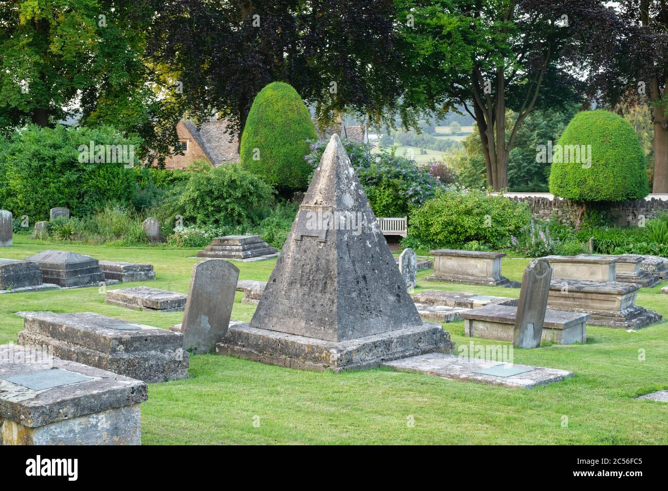 Pyramidengrab des Steinmetzes John Bryan in St. Marys Kirchhof am frühen Morgen. Painswick, Gloucestershire, England Stockfoto