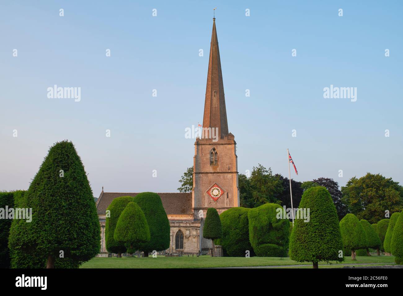 St Marys Kirche und Eibenbäume bei Sonnenaufgang. Painswick, Gloucestershire, England Stockfoto