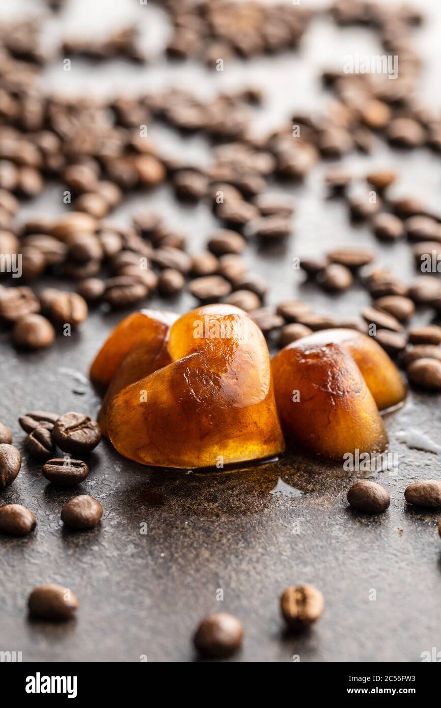 Gefrorener Kaffee in Herzform. Kaffee Eiswürfel und Kaffeebohnen. Stockfoto
