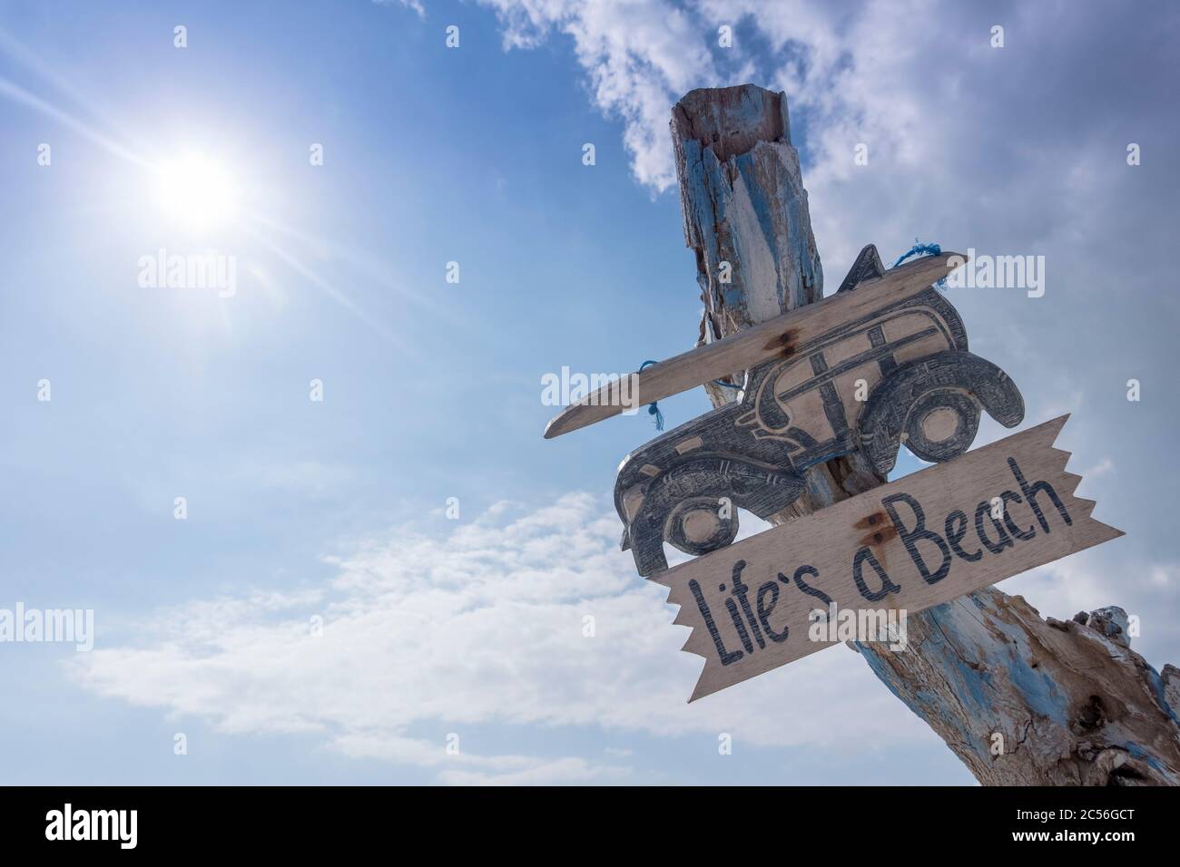 Life's ein Strandschild gegen einen blauen Himmel, Nusa Ceningan, Bali Stockfoto