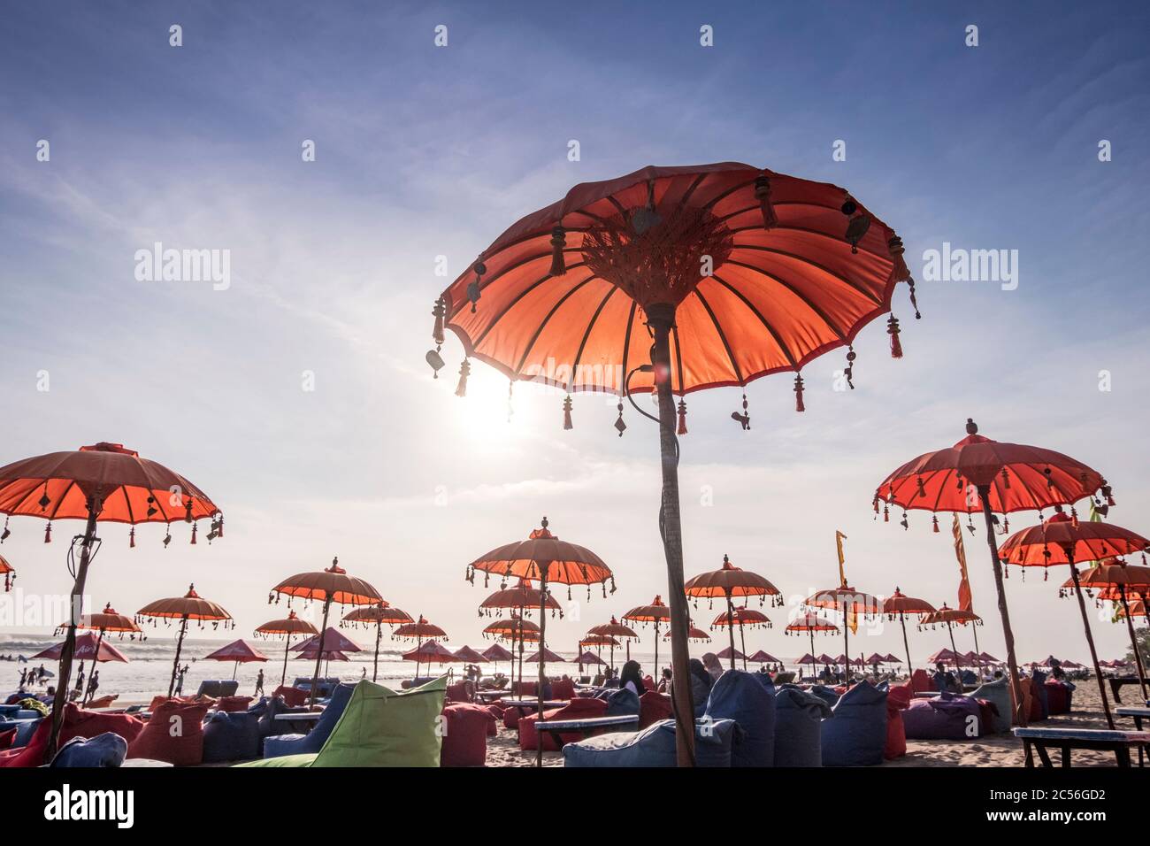 Sonnenschirme im Beach Club, Seminyak, Bali Stockfoto