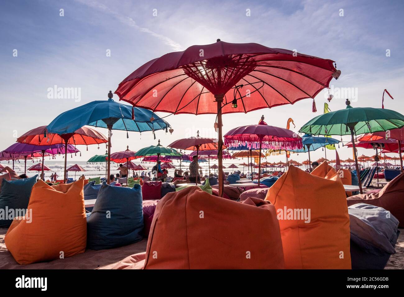 Bunte Sonnenschirme und Sitzsäcke im Beach Club, Seminyak, Bali Stockfoto