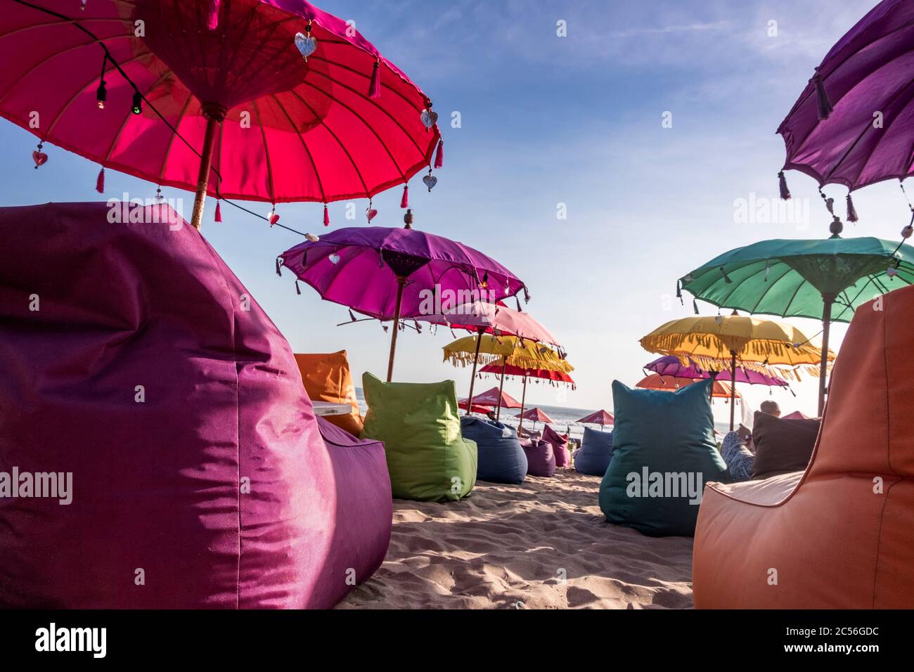 Bunte Sonnenschirme und Sitzsäcke im Beach Club, Seminyak, Bali Stockfoto