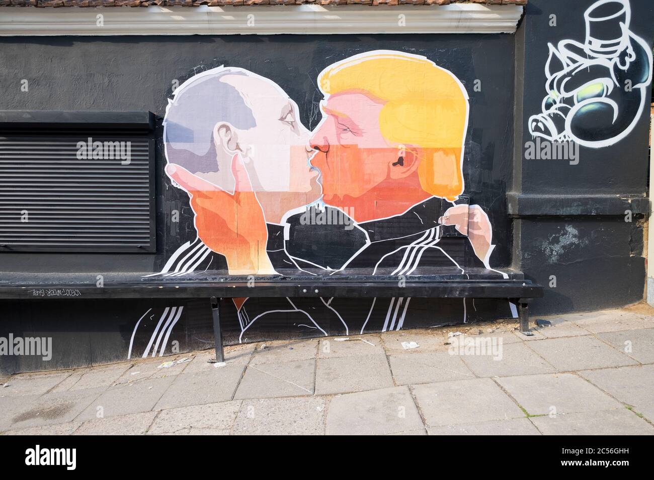 Das Original Donald Trump, Wladimir Putin küssen Wandbild vor dem Keulė Rūkė Restaurant. Aufgenommen im Mai 2016 in Vilnius, Litauen. Stockfoto